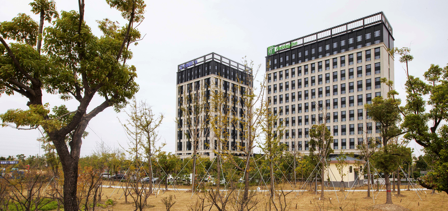 2015- Funds and establishes the Nanjing University Hsien-yung Pai Cultural Fund. 
After inspection and negotiation, the Group secures a new land development project at Jinshan Shanghai, a region with great developmental potential. 