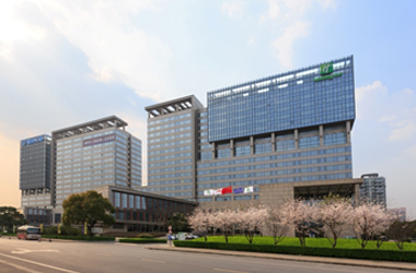 2005- Strategically cooperating and signing up with the IHG Group for hotel management, the Group begins to plan its first real estate development project to build a new hotel in the Hongqiao district.
Being introduced to the cross-strait cultural and financial exchange event and being involved in the initiative to facilitate the cross-strait cultural, art, and financial development and encouraging constructive dialogue for the first time.  
Supports and funds the 3rd Global Views Chinese Corporate Leaders 